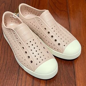 NWT Native jefferson pink and white Slip-Ons
